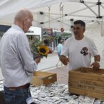 Zonnige weekmarkt met gezelligheid en afscheid