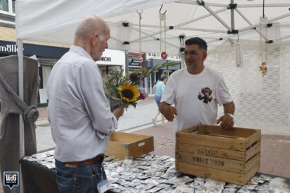 Zonnige weekmarkt met gezelligheid en afscheid
