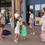 Zonnige weekmarkt met muziek en volle terrassen
