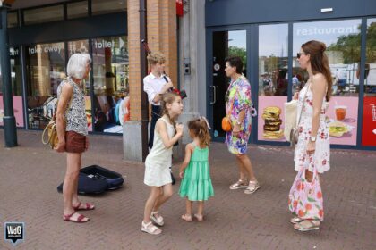 Zonnige weekmarkt met muziek en volle terrassen
