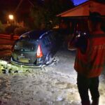 Auto zakt in zinkgat na gesprongen waterleiding in Beringe