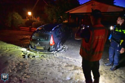 Auto zakt in zinkgat na gesprongen waterleiding in Beringe