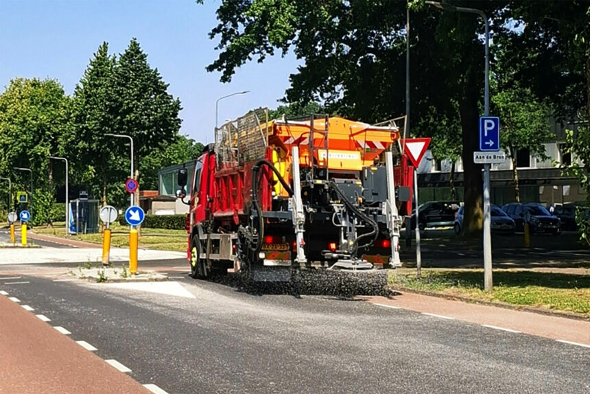 Zout strooien in de zomer - Foto door Gemeente Weert
