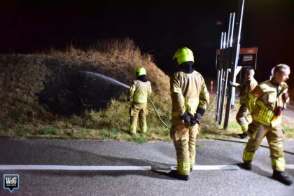 Brandweer dooft bermbrand naast Rijksweg Noord in Nederweert