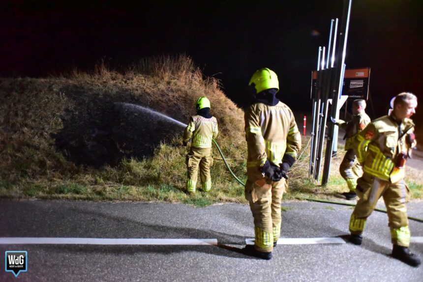 Brandweer dooft bermbrand naast Rijksweg Noord in Nederweert
