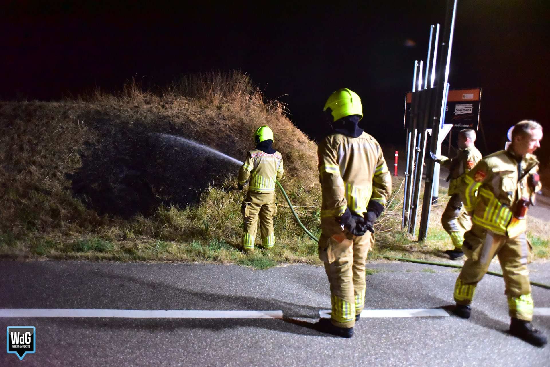 Brandweer dooft bermbrand naast Rijksweg Noord in Nederweert