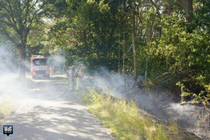 Brandweer dooft bermbrand aan Werkmansweg