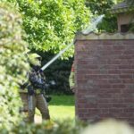 Gasfles vat vlam bij barbecue in achtertuin