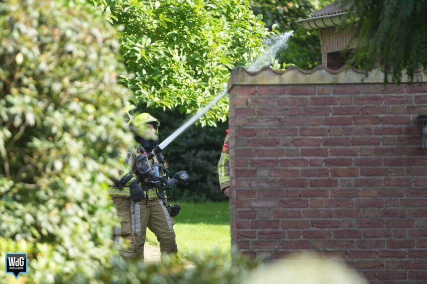Gasfles vat vlam bij barbecue in achtertuin