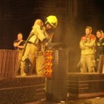 Brandweer blust smeulend afval in prullenbak op Markt