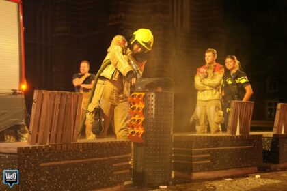 Brandweer blust smeulend afval in prullenbak op Markt