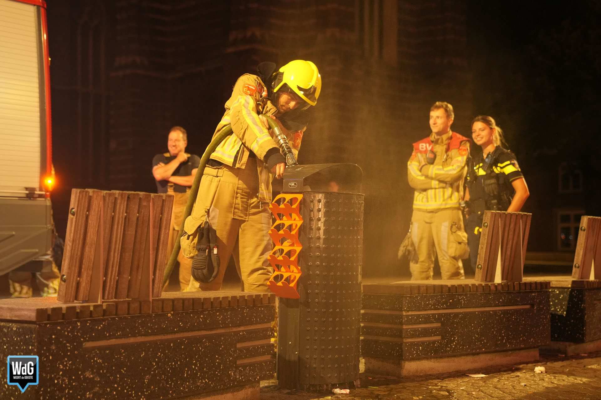 Brandweer blust smeulend afval in prullenbak op Markt