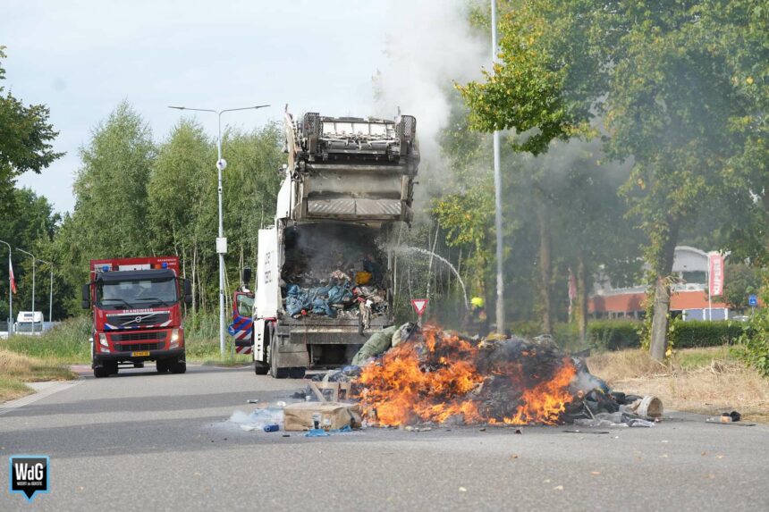 Vuilniswagen vat vlam op Kampershoek