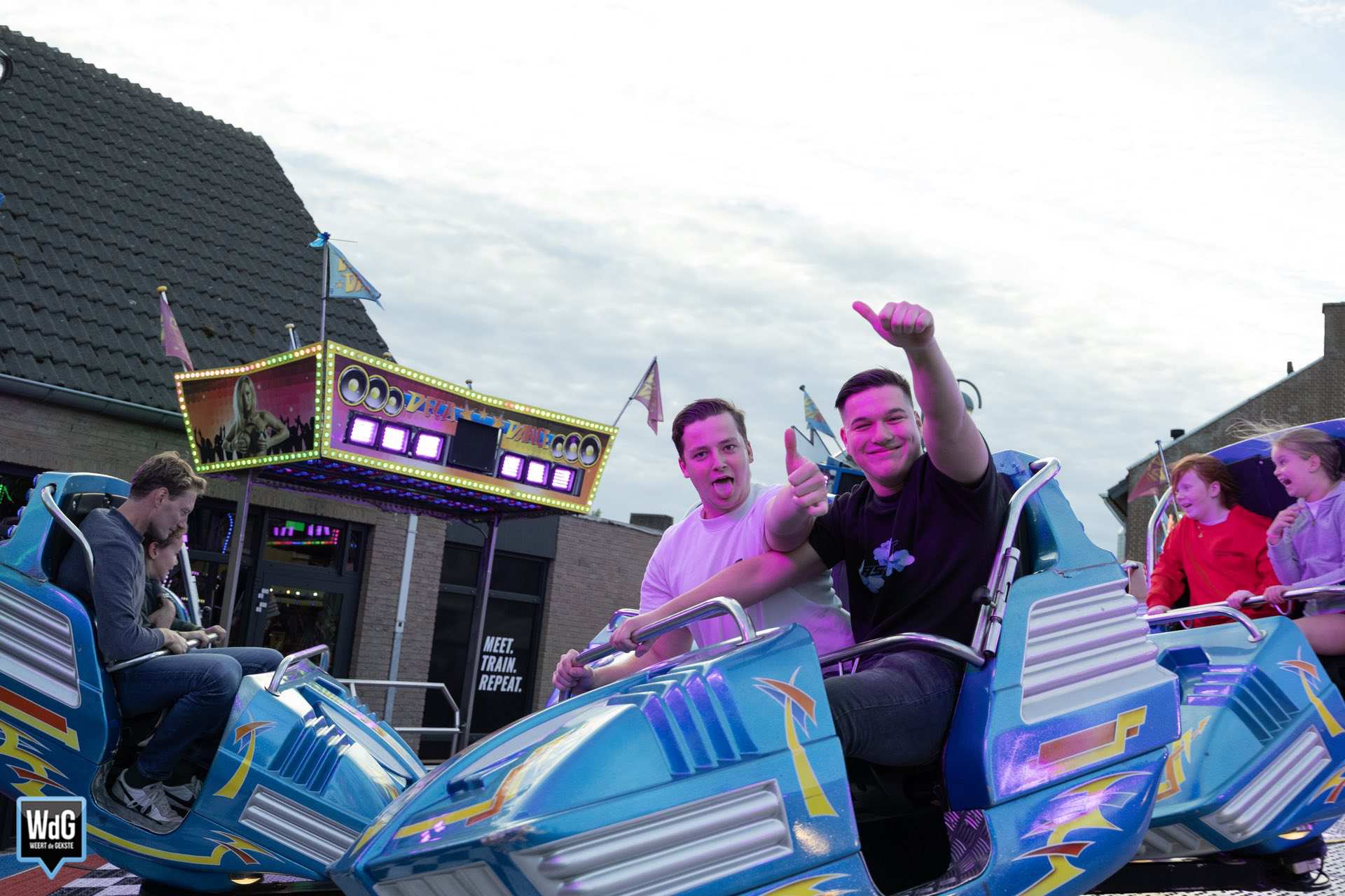Jong en oud geniet van kermis in Budel