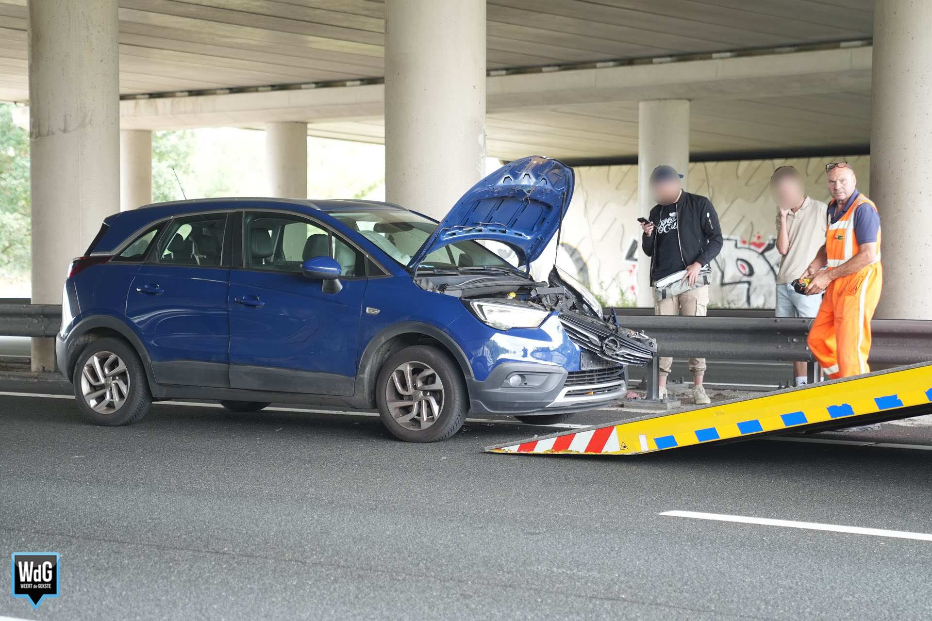 Blikschade na kop-staartbotsing op snelweg A2 in Weert