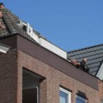 Slapende man op dakrand Beekstraat door brandweer gewekt