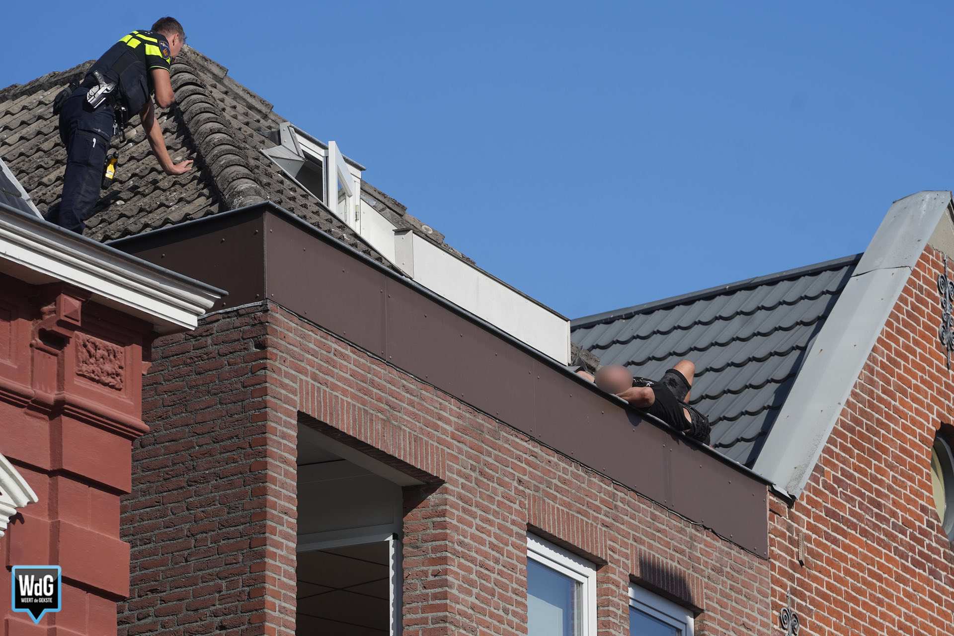 Slapende man op dakrand Beekstraat door brandweer gewekt