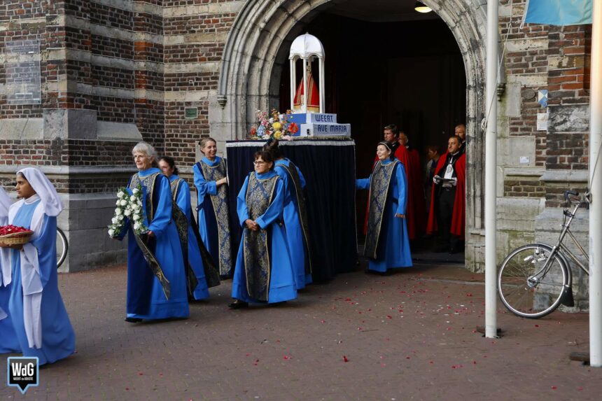 Viering Maria-Tenhemelopneming op warme zomeravond