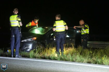 Auto en personenbusje botsen op A2 in Weert