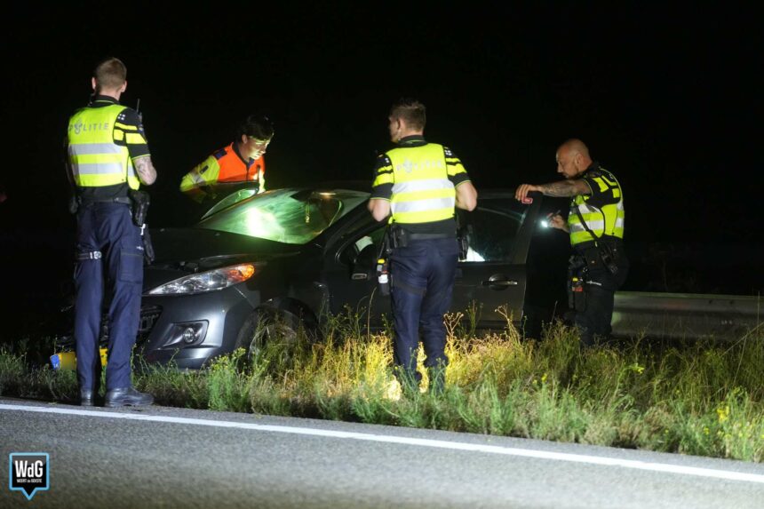 Auto en personenbusje botsen op A2 in Weert