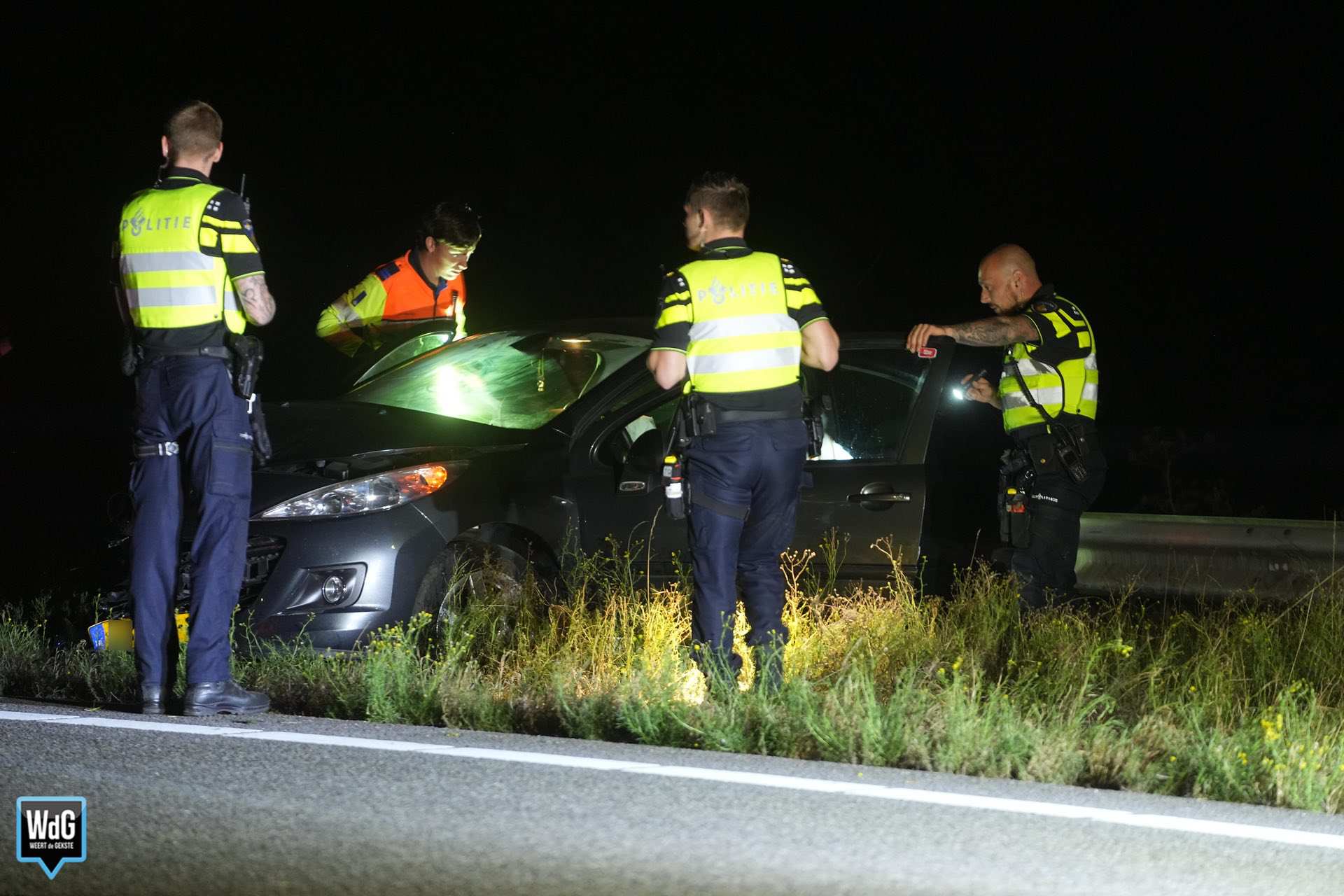 Auto en personenbusje botsen op A2 in Weert