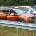 Auto tegen vangrail op snelweg A2 in Weert