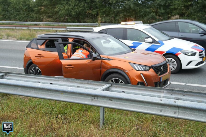 Auto tegen vangrail op snelweg A2 in Weert