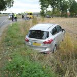 Auto belandt in greppel Dijkerstraat