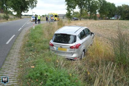 Auto belandt in greppel Dijkerstraat