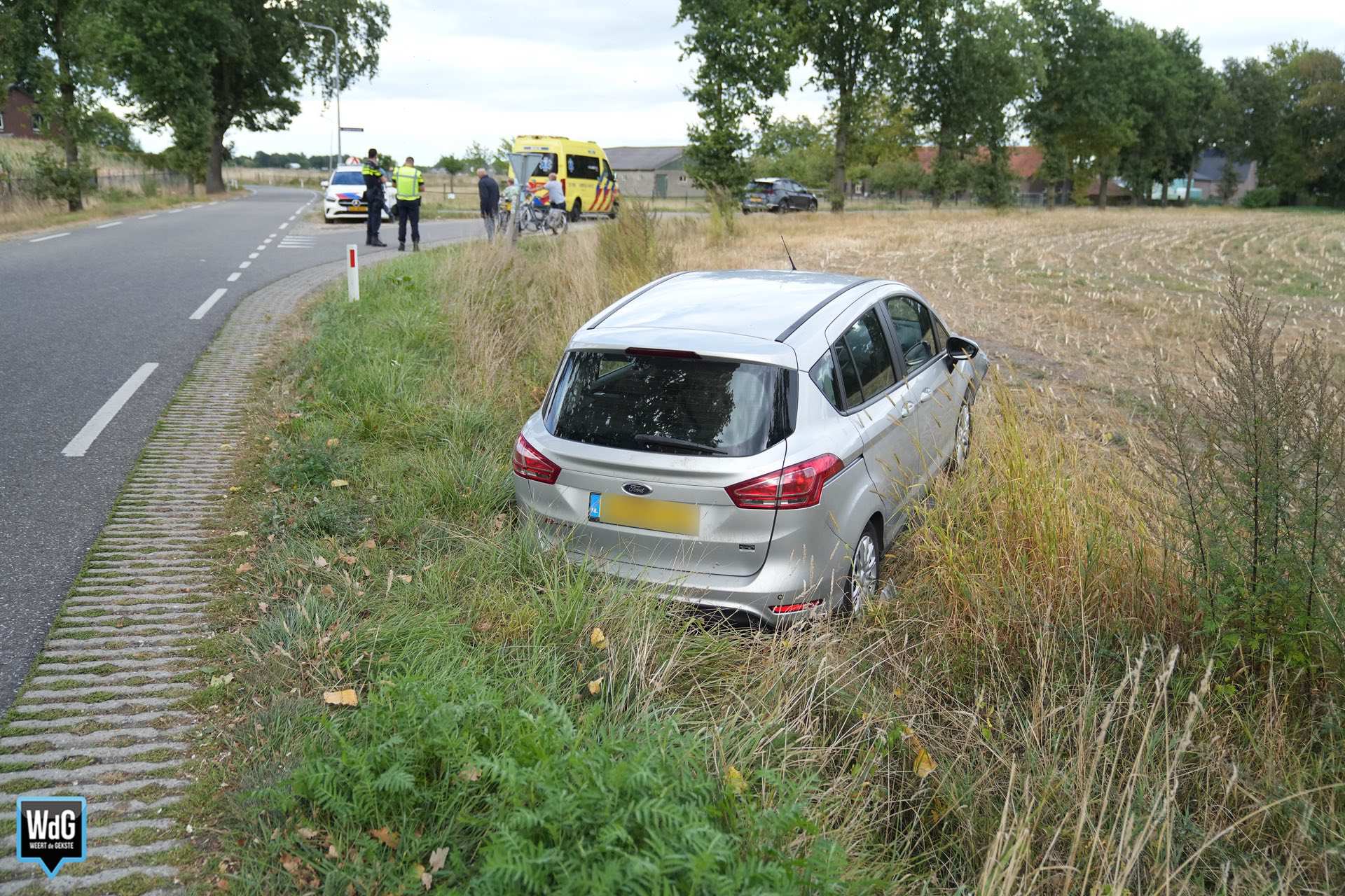Auto belandt in greppel Dijkerstraat