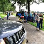Auto tegen boom na aanrijding in Heythuysen
