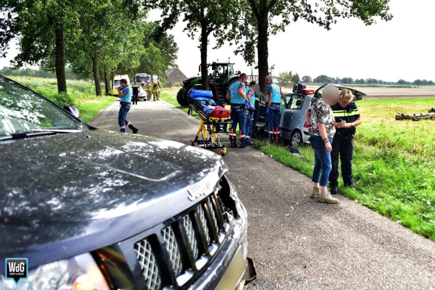 Auto tegen boom na aanrijding in Heythuysen