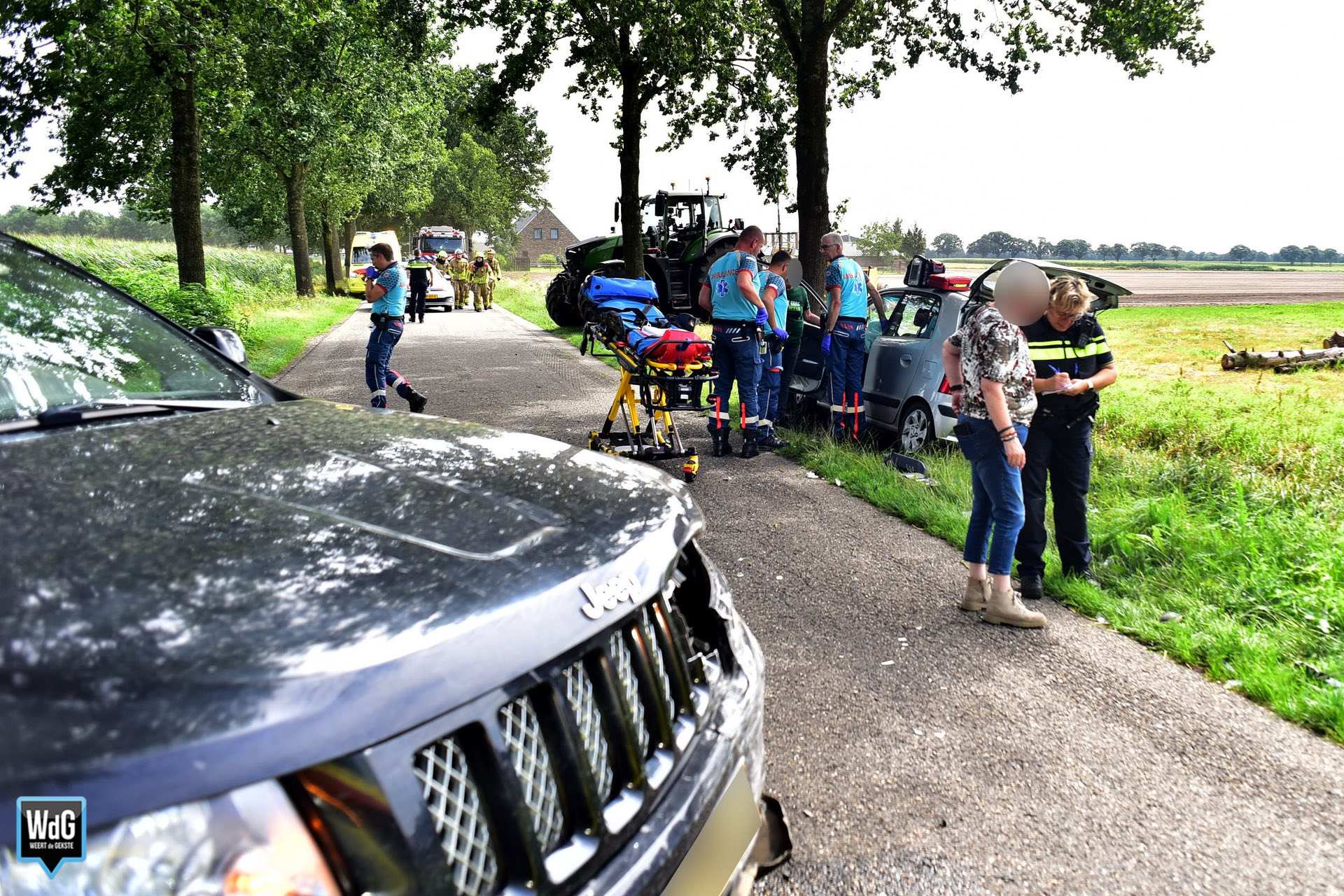 Auto tegen boom na aanrijding in Heythuysen