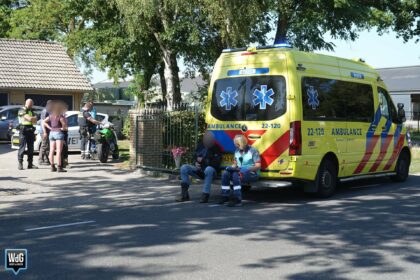 Motor botst tegen afslaande auto in Maarheeze
