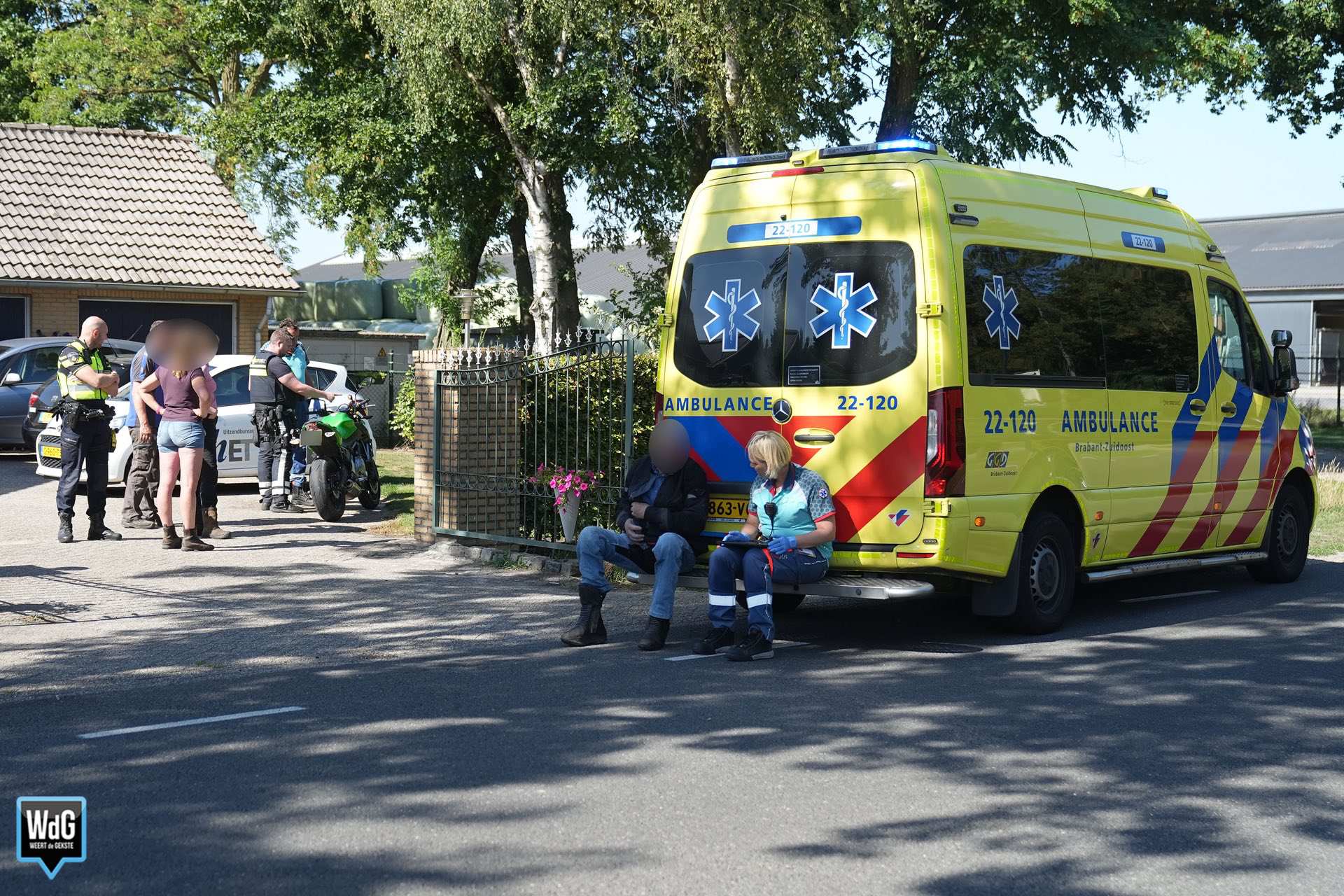 Motor botst tegen afslaande auto in Maarheeze