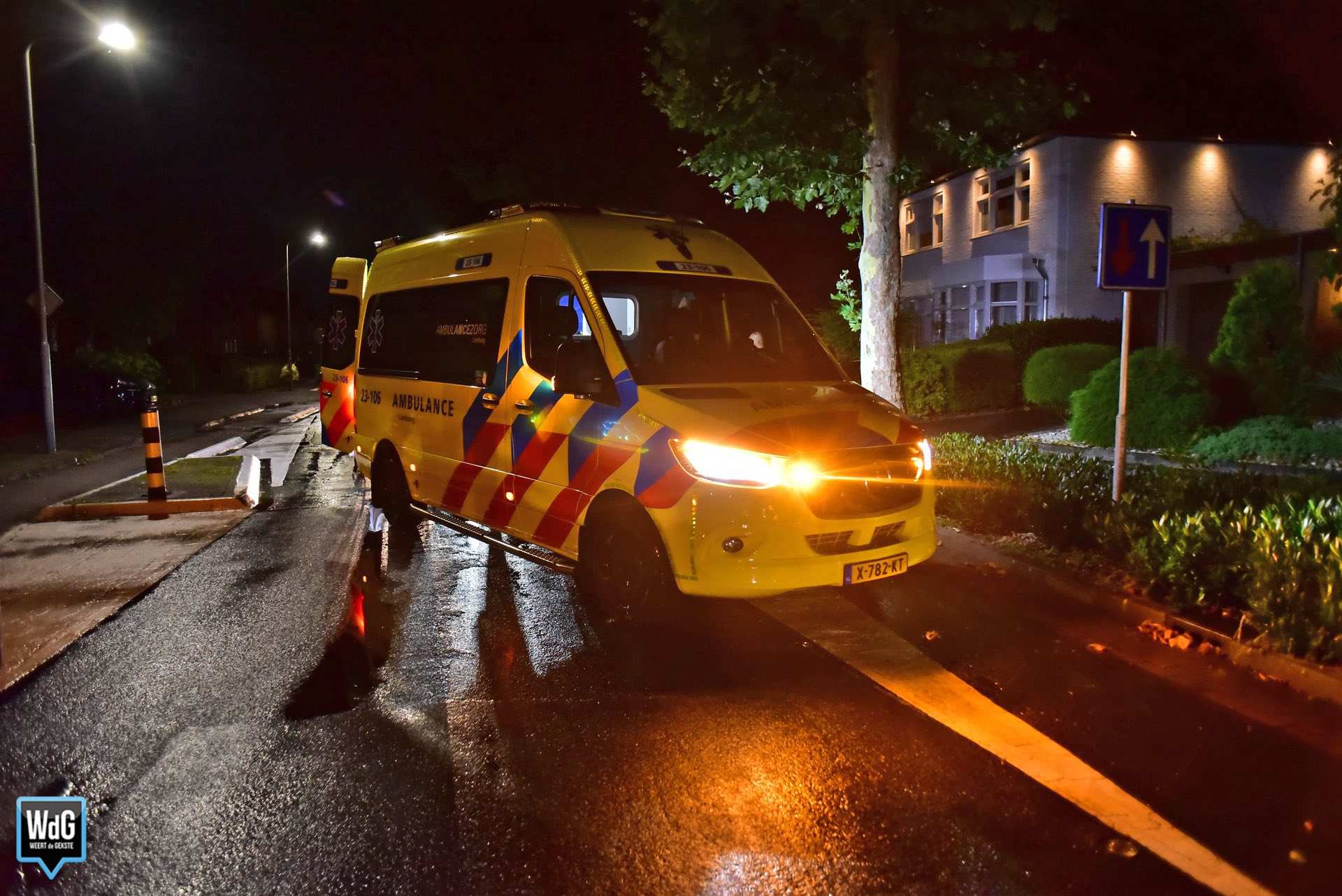 Fietsster gewond na botsing met rijbaanscheiding in Ospel