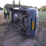 Auto belandt op zijkant naast Maaseikerweg