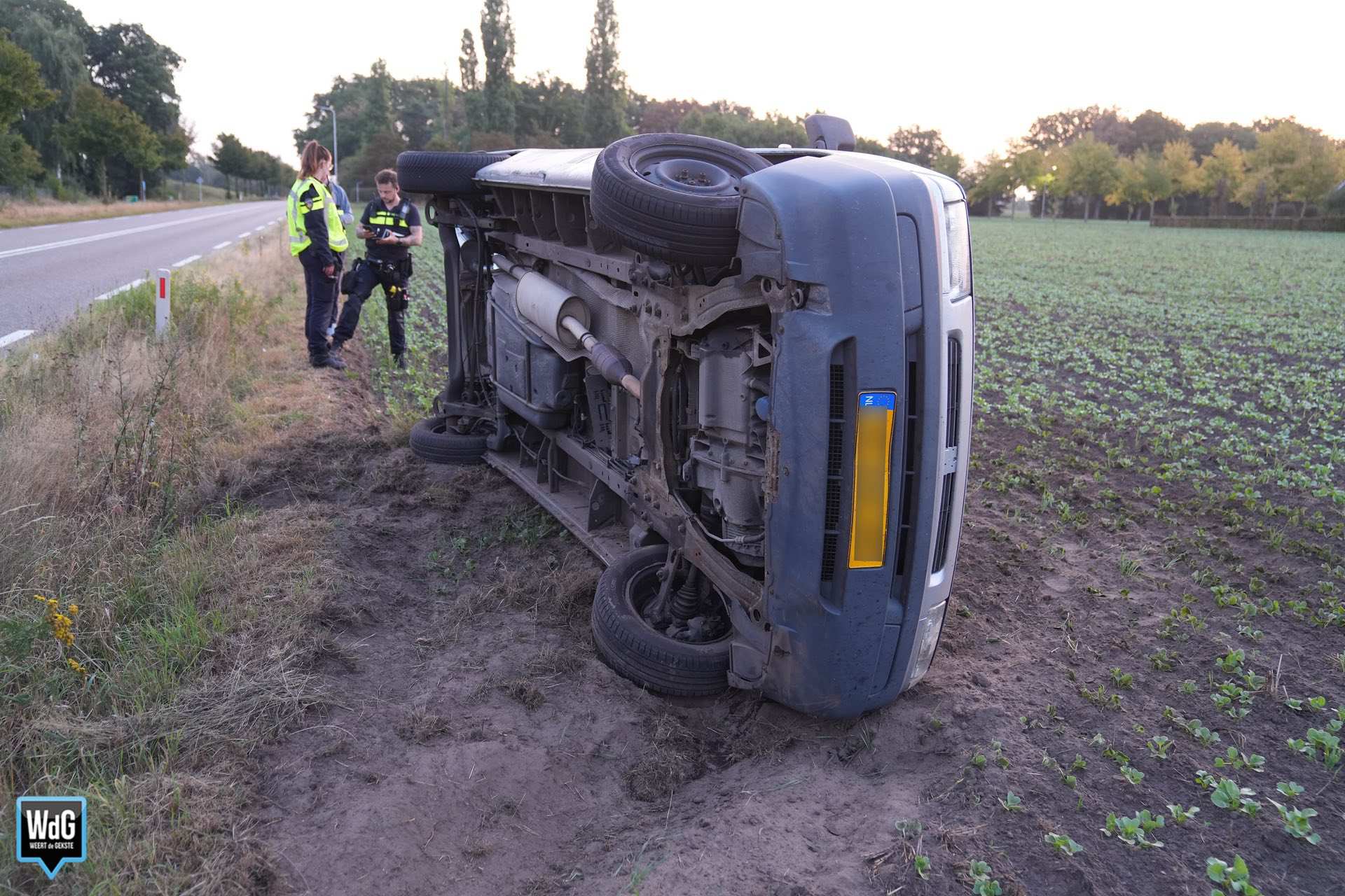 Auto belandt op zijkant naast Maaseikerweg
