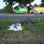 Bestelbus botst met fietser op Ringbaan-Oost