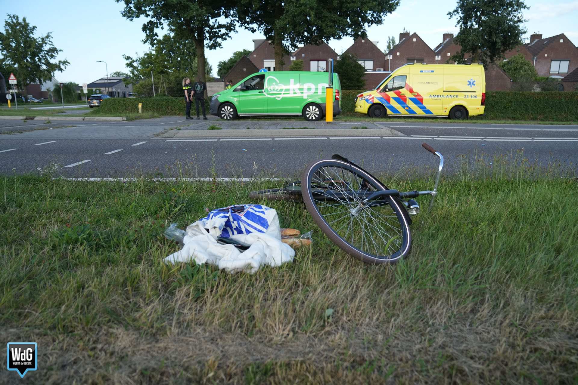 Bestelbus botst met fietser op Ringbaan-Oost