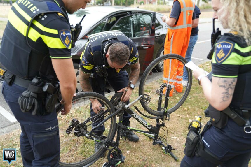 Fietser botst tegen geparkeerde auto op Sint Maartenslaan