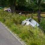 Auto belandt in sloot naast Vrakkerstraat