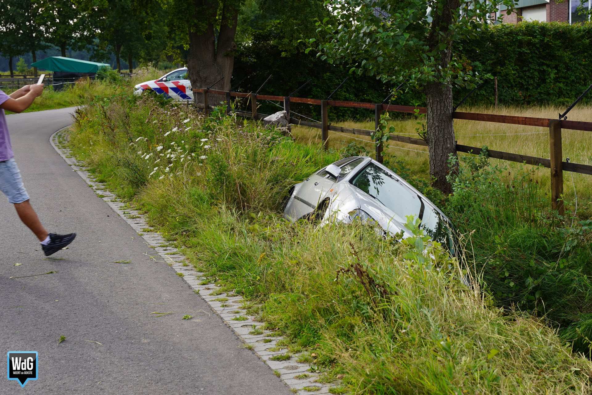 Auto belandt in sloot naast Vrakkerstraat