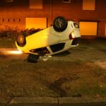 Auto belandt op de kop op trottoir van Limburglaan