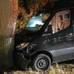 Bestuurder rijdt met bestelbus tegen boom op verzorgingsplaats Meiberg