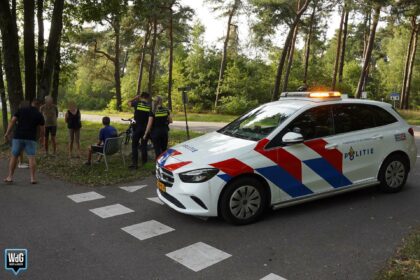Auto rijdt door na botsing met fietser op Geuzendijk