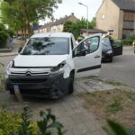 Auto's botsen op kruising middenin woonwijk