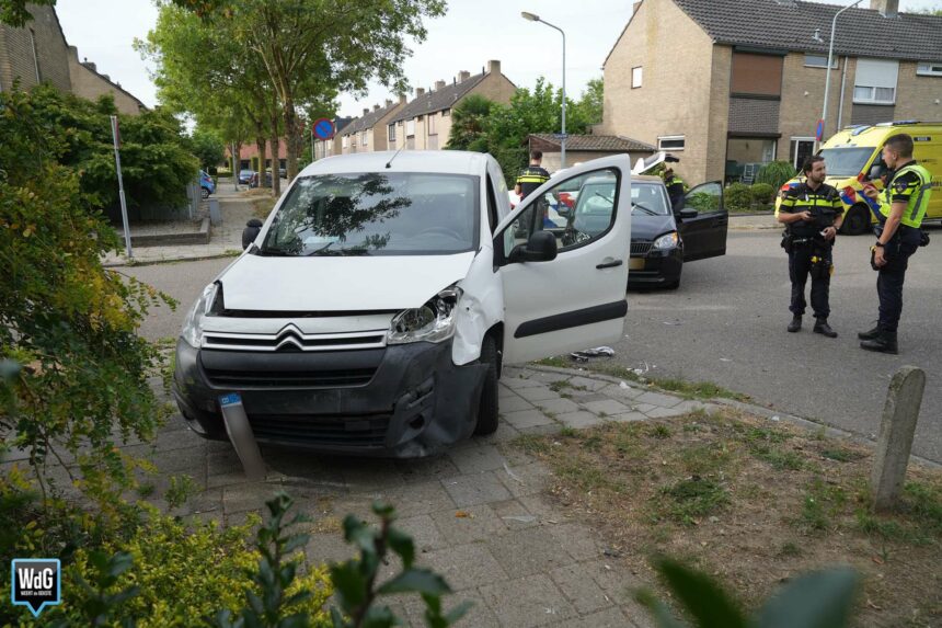 Auto's botsen op kruising middenin woonwijk