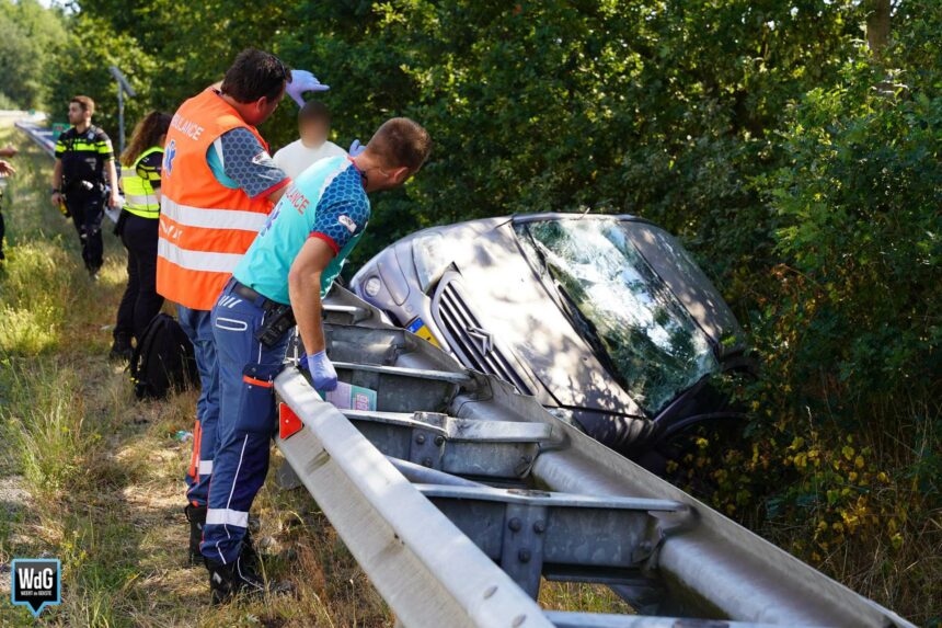 Auto vliegt over vangrail en belandt in berm bij Maarheeze