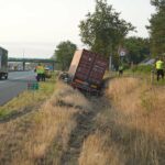 Vrachtwagen belandt in greppel naast A2 in Weert